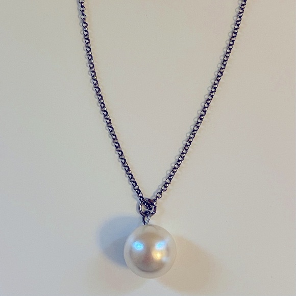 MINT/NEVER WORN Single Pearl Necklace